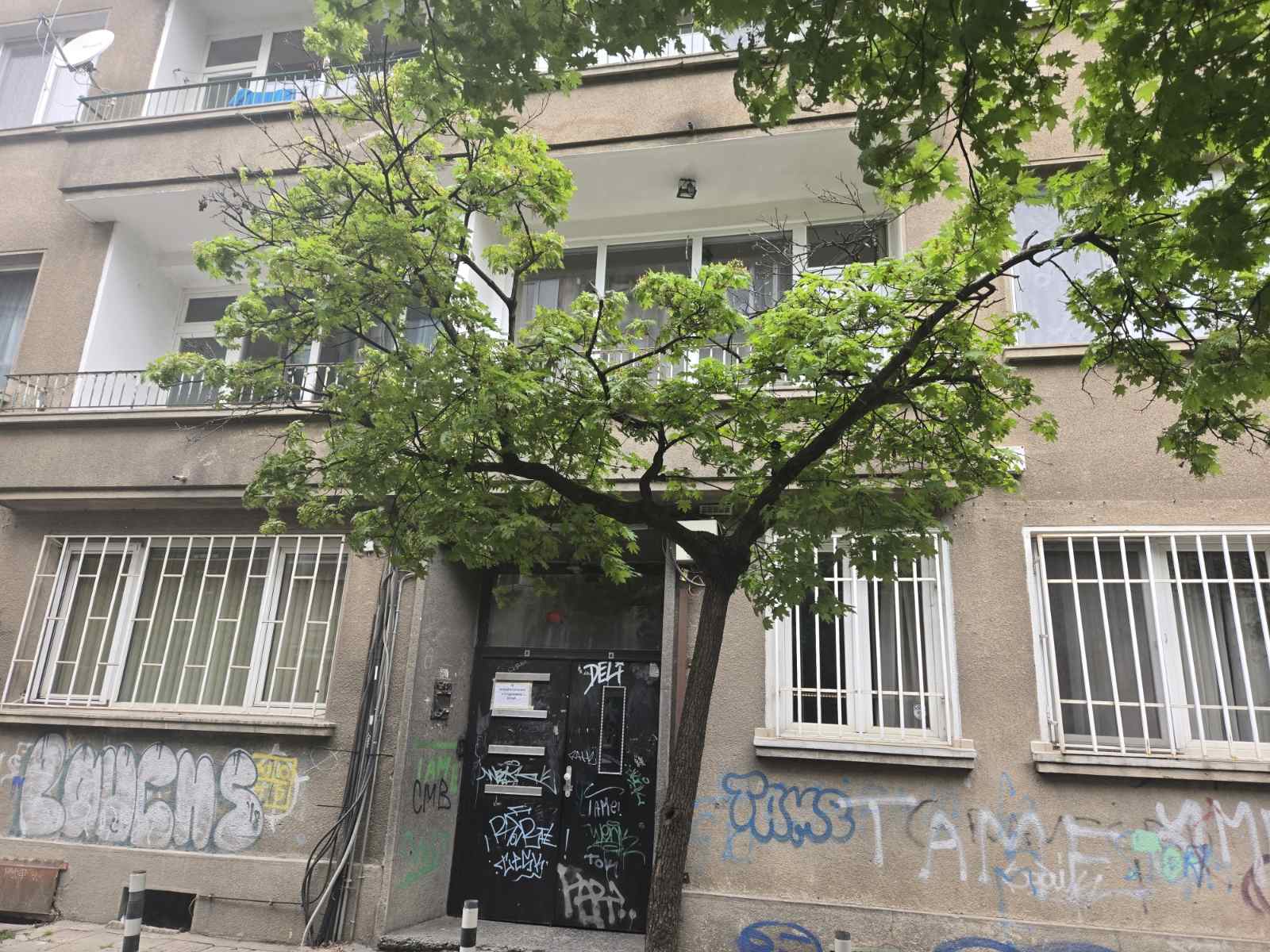 Вход на сградата